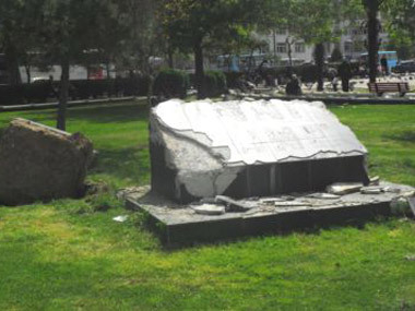 В турецком городе Ялова разрушен памятник армянскому музыканту Ованнесу Тунджбояджяну